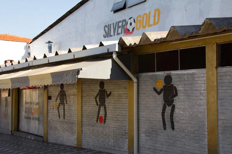 Fachada da SilverGold com o logotipo e figuras de jogadores pintadas nas paredes