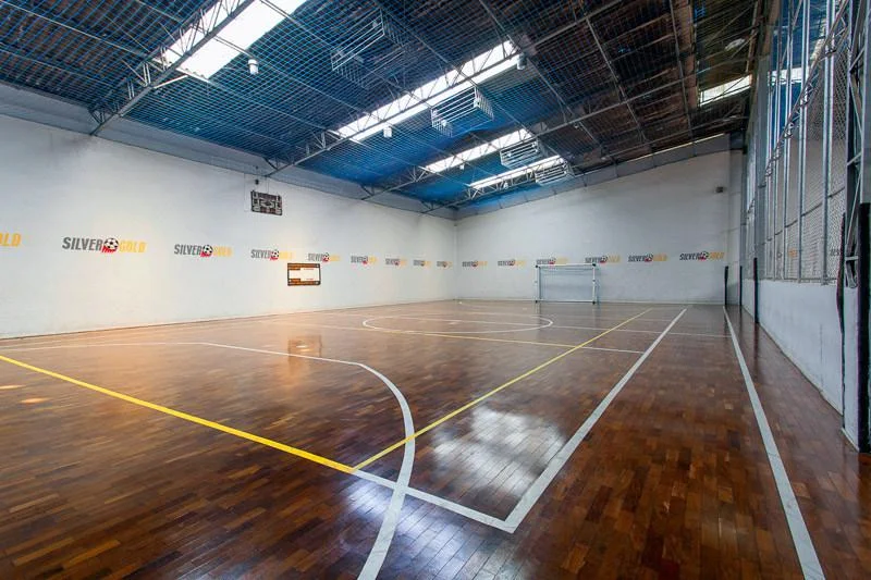 Segunda quadra coberta com linhas brancas e amarelas