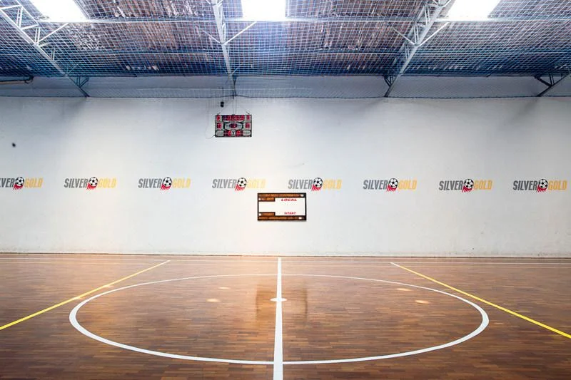 Círculo central da quadra com placar eletrônico ao fundo